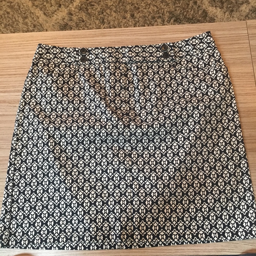Ann Taylor White and Navy Patterned Skirt Size 16